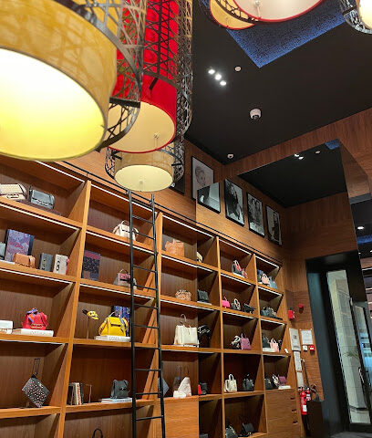 كارولينا هيريرا - الشارقة - +971 3 737 6850