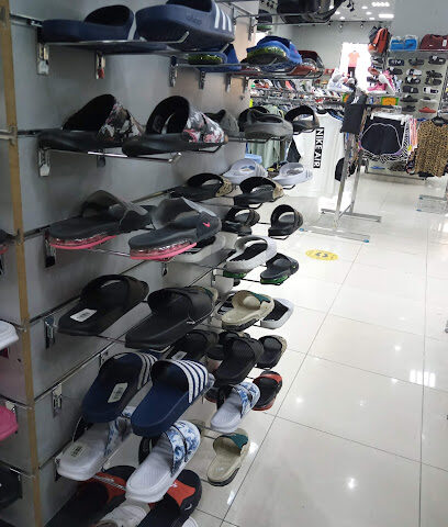 جراند أوتليت لتجارة الملابس والأحذية - الشارقة - +971 52 868 6865